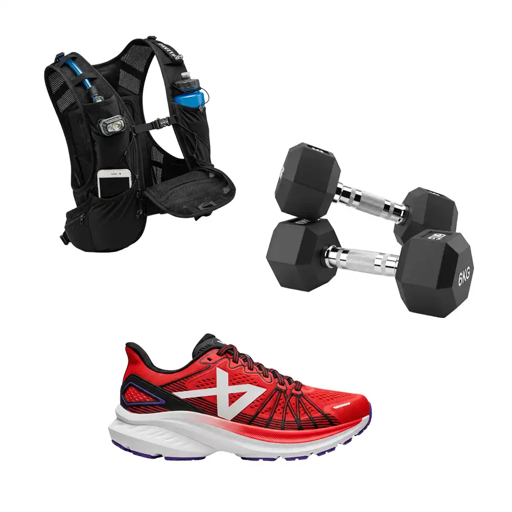 Un gilet de running noir, une paire d'haltères et une chaussure de course rouge.
