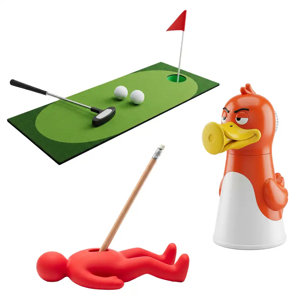 Un tapis de mini-golf d'intérieur, un taille-crayon original et un mégaphone canard jaune et orange.