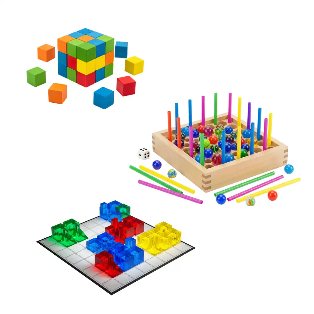 Trois jeux pour enfants : un puzzle en cubes colorés, un jeu de bâtonnets et billes, et un jeu de blocs transparents sur un plateau.