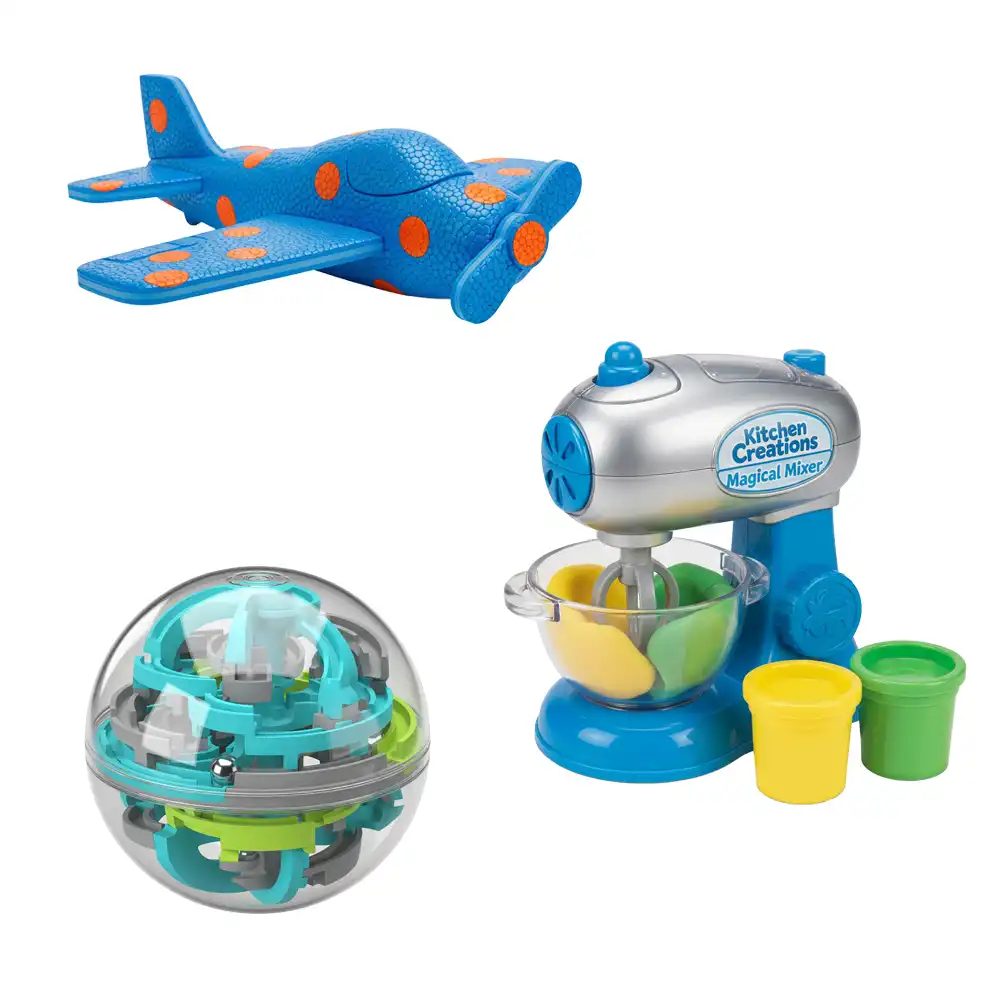 Un avion en mousse bleu et orange, un jeu de labyrinthe 3D et un mixeur jouet avec de la pâte à modeler.