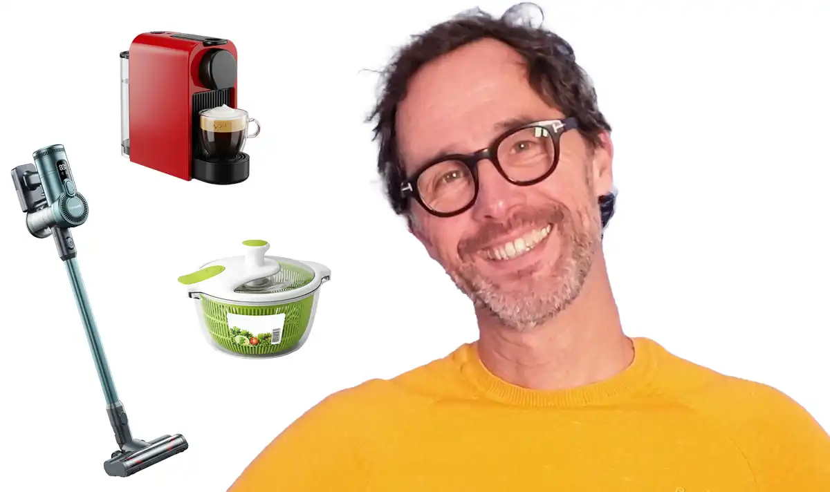 Alexandre, le papa testeur, souriant avec un aspirateur-balai, une machine à café et une essoreuse à salade.